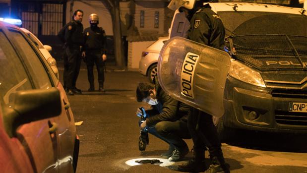 Muere un joven de 28 años en Granada al recibir un disparo en la cabeza desde una furgoneta en marcha