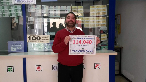 El lotero que selló el boleto ganador muestra el cartel de otro premio dado en su administración de Palma del Río