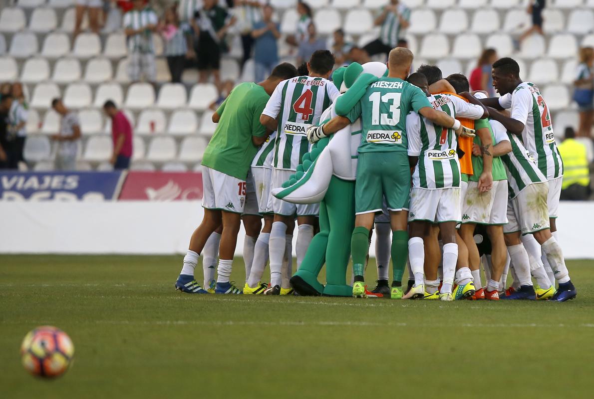 Los jugadores del Córdoba celebran el triunfo ante el Nástic de la primera vuelta