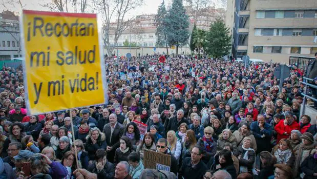 Una protesta de la marea blanca de Granada contra los recortes sanitarios y la fusión de hospitales