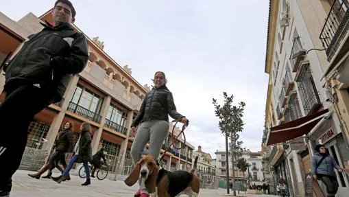 Una joven pasea con un perro por Capitulares tras su reforma