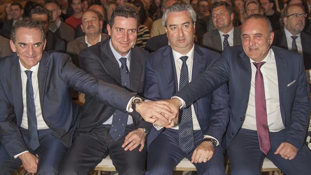 De la Torre (segundo de izquierda a derecha), con los otros presidentes de las patronales que forman Fides