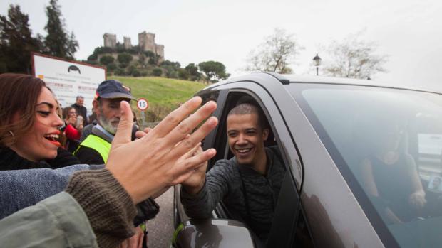 Un actor de «Juego de tronos», con el castillo de Almodóvar a la espalda