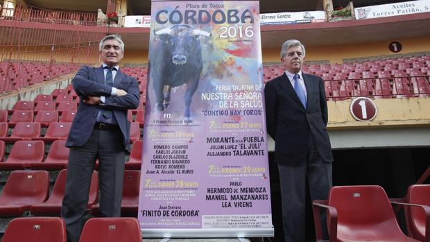 Tomás González de Canales, a la derecha, en la presentación de los carteles de la Feria de Córdoba
