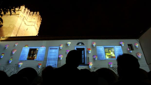 Varias personas disfrutan del espectáculo del Alcázar, que se ofreció hasta enero de 2016