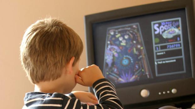 Un niño juega con un videojuego