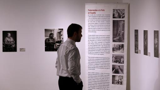 Un joven disfruta de una exposición en la Sala Cajasol