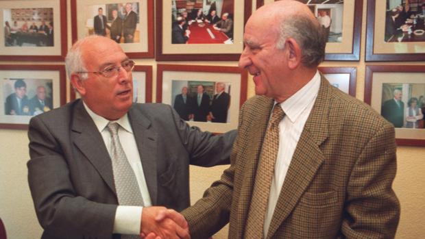 Lorenzo Amor, al a izquierda, en la firma de un convenio en Córdoba en 2002