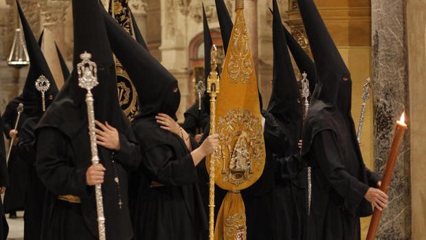 ¿Cómo son las representaciones de las hermandades de gloria en las de penitencia?