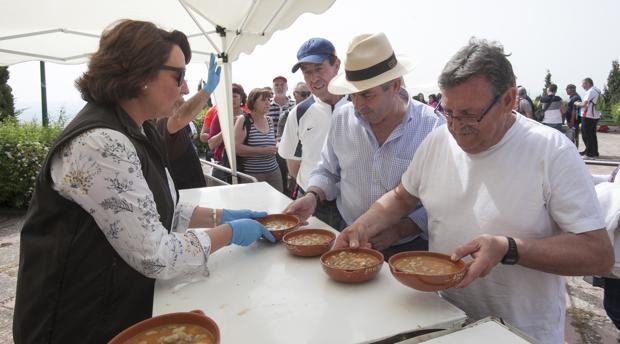 Reparto del famoso «perol de habas» en Las Ermitas