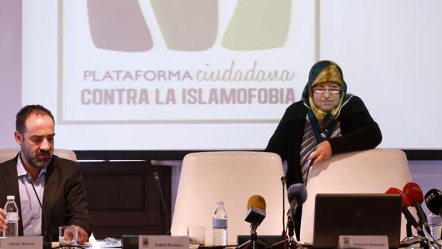 La presidenta de la Plataforma Ciudadana contra la Islamofobia, Amparo Sánchez, junto a Javier Rosón