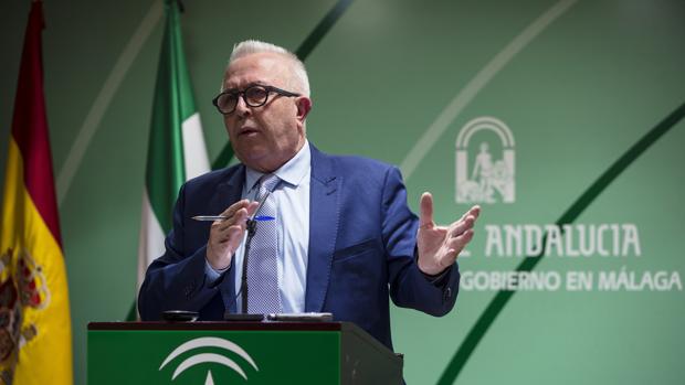 La Junta, incapaz de gastar 620 millones contra el paro, va a Madrid a pedir más dinero