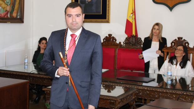José Manuel Mármol con la vara de alcalde tras la moción de censura