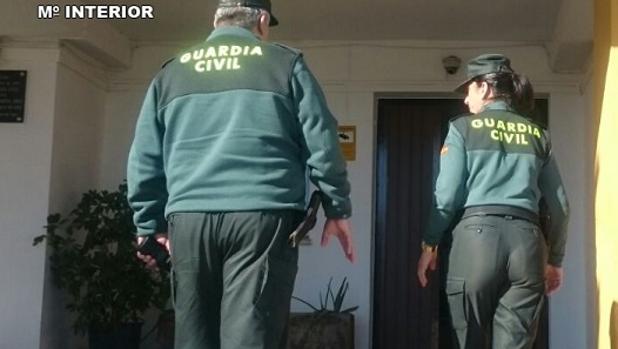 Dos agentes de la Guardia Civil en Lepe