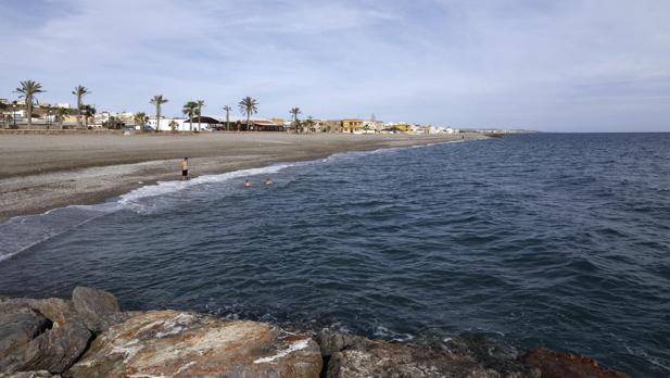 Playa de Balanegra de Almería, una de las 28 playas que este 2017 incorpora bandera azul