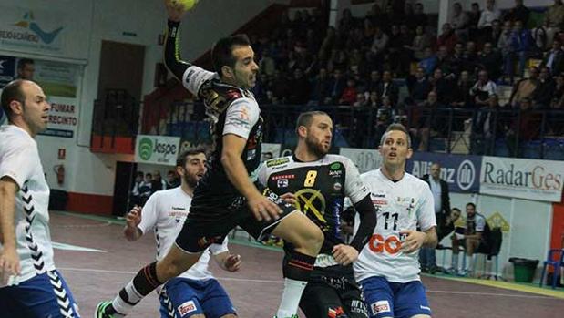 Nacho Moya, con el dorsal 8, observa un lanzamiento en uno de sus 200 partidos en Asobal