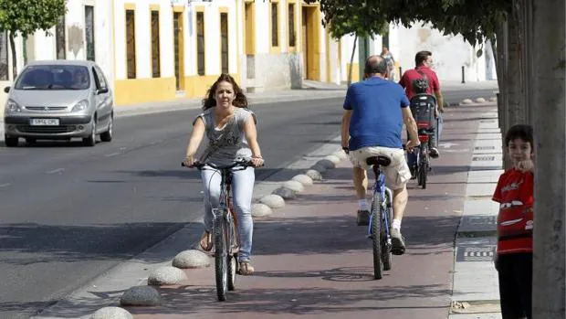 Ciclistas en el paseo de La Ribera