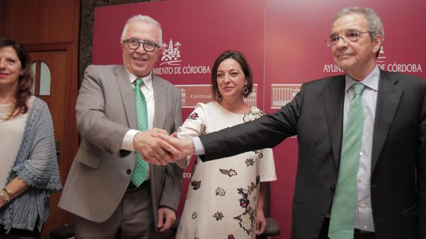 El consejero de Empleo, la alcaldesa y el presidente de la Fundación Telefónica, tras firmar el acuerdo