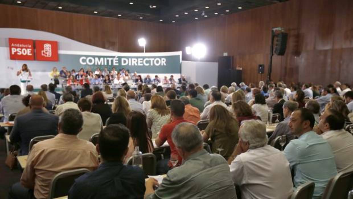 Susana Díaz en el Comité Director celebrado este lunes en Sevilla. Sentado, Gómez de Celis
