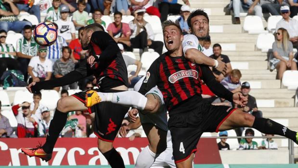 Piovaccari pelea por un balón aéreo ante el Reus, objetivo del Córdoba para se décimo