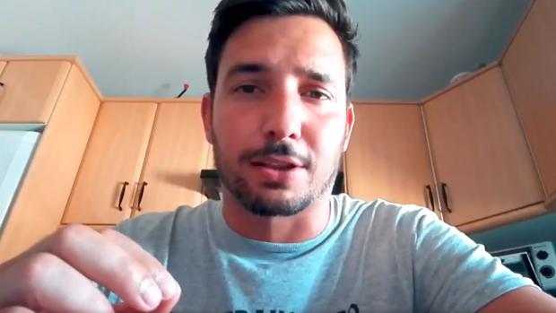 Daniel Caballero , en uno de los vídeos que subió a Twitter