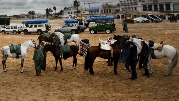 Caballos de la hermandad de Sanlúcar, en su camino hacia El Rocío