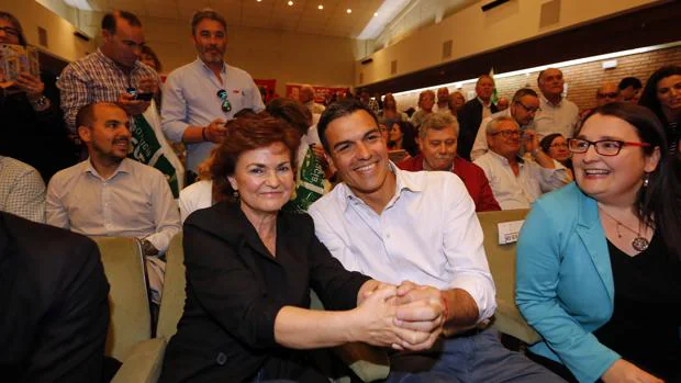 Carmen Calco, con Sánchez durante el acto que tuvo en Córdoba en las primarias