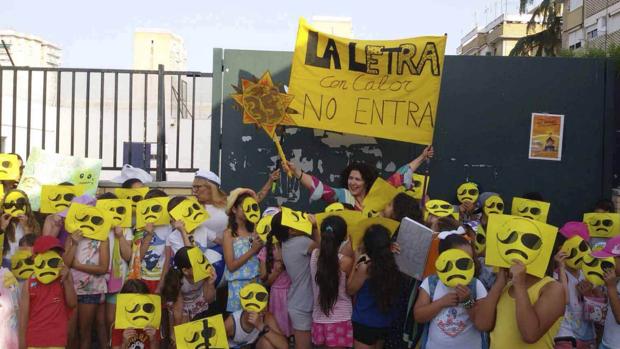 Alumnos del colegio San Pablo de Sevilla protestando por la falta de climatización en las aulas.