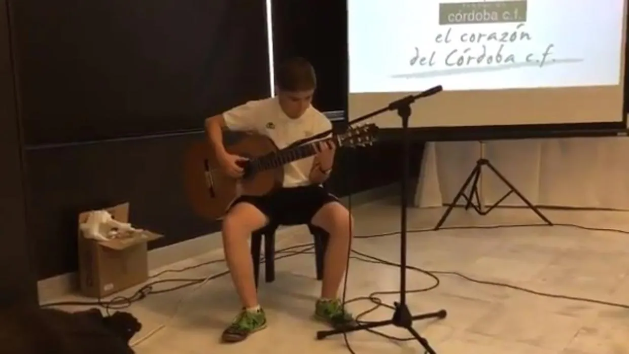 El infantil del Córdoba CF Alberto Padilla interpreta el himno del Córdoba en guitarra española