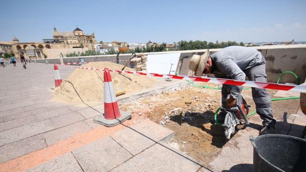 Arreglos de reparación de la solería del Puente Romano