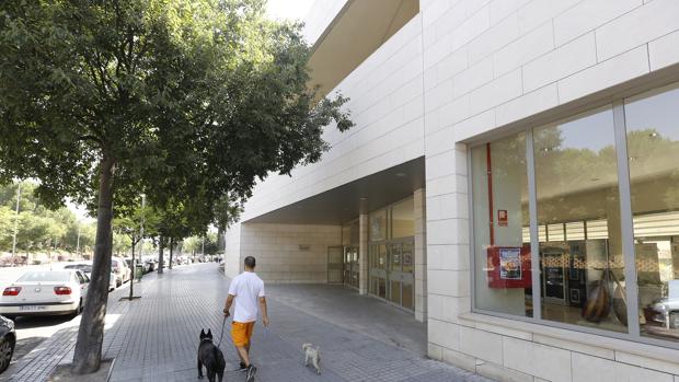 Un hombre pasa por delante del Conservarorio de Música