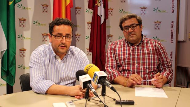 El alcalde de Baena, Jesús Rojano (en primer término), durante una comparecencia