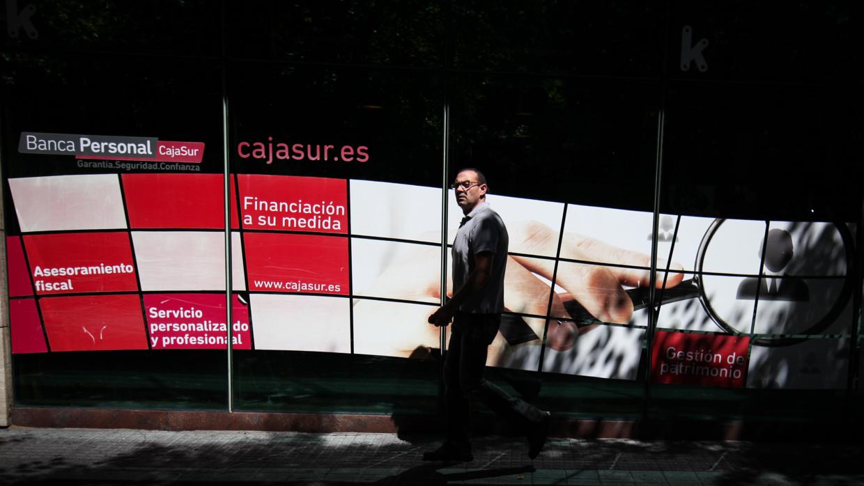 Publicidad de una entidad bancaria en la capital