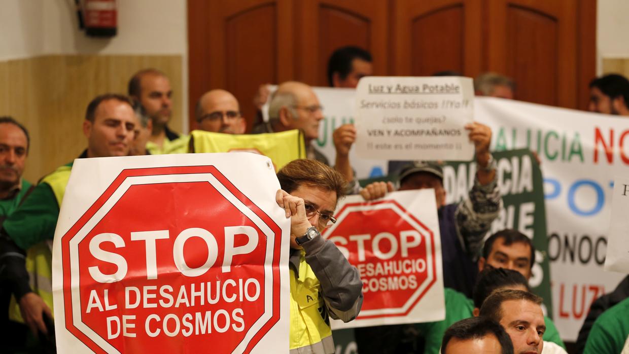 Trabajadores de Cosmos en una protesta en un Pleno