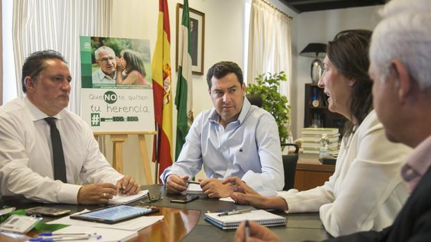 Juanma Moreno, durante la reunión de este lunes