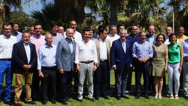 El Consejo de Alcaldes del PP andaluz, con Juanma Moreno, Martínez Maíllo y Javier Arenas