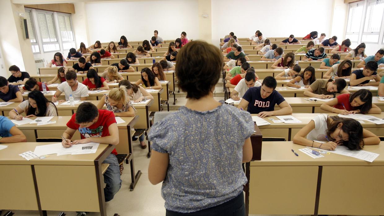 Una profesora en clase durante un examen