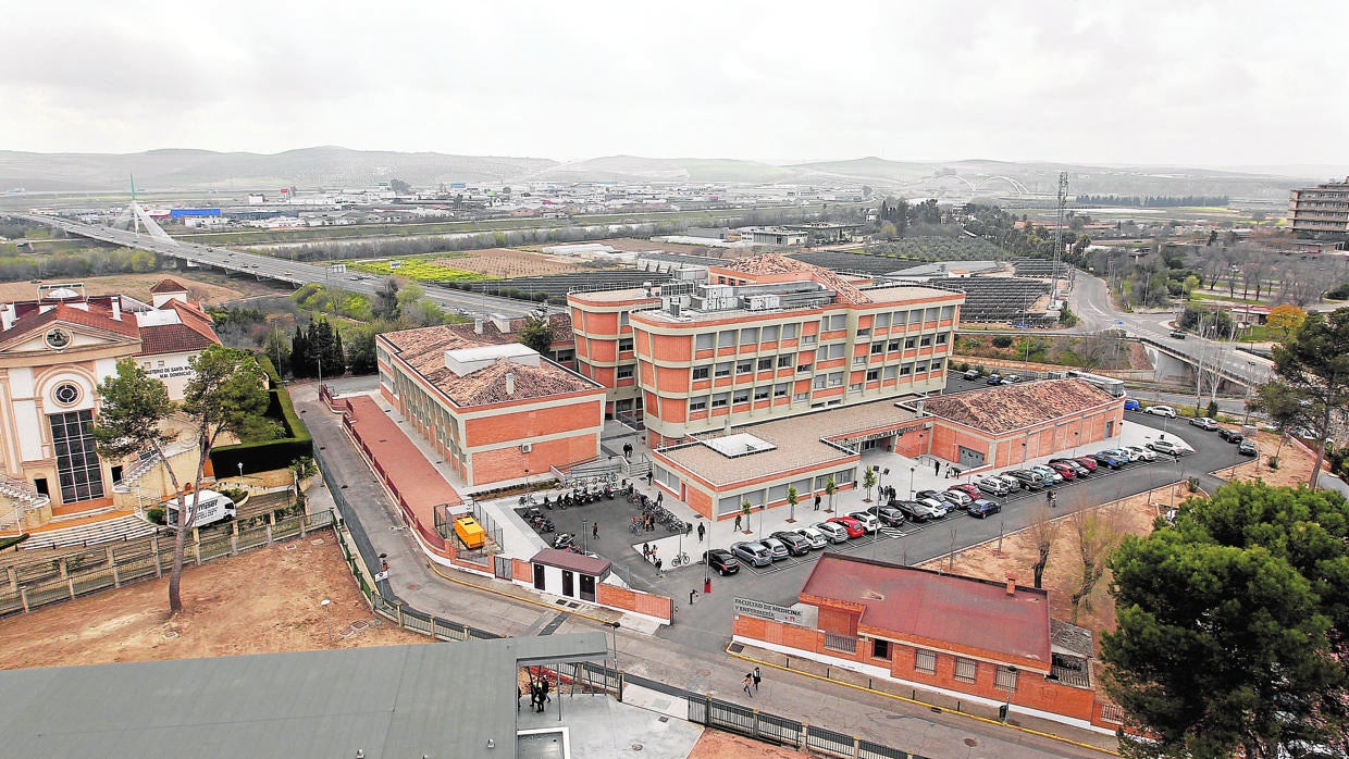 Imagen de la facultad de Medicina de Córdoba, en la Avenida Menéndez Pidal