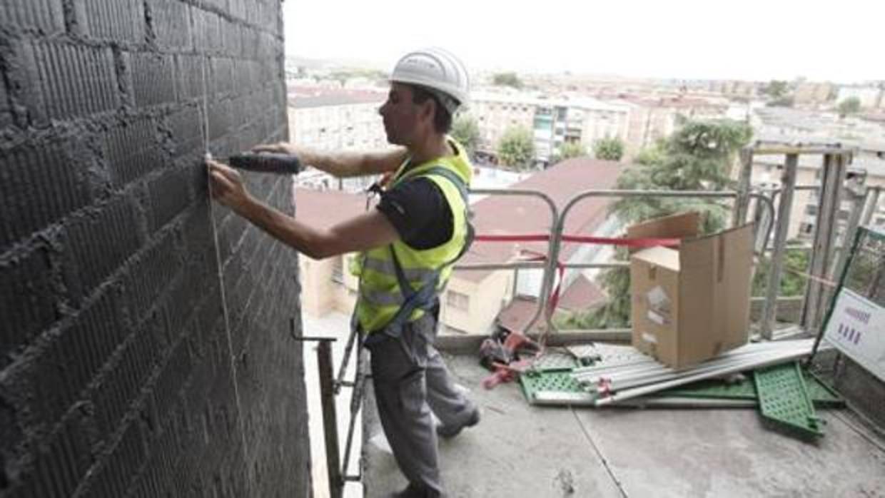 Un obrero trabajando en una construcción