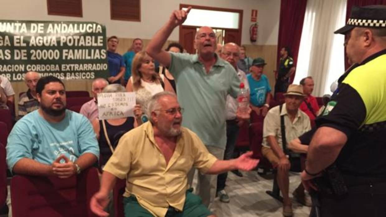 Parcelistas durante la protesta de esta mañana en el Ayuntamiento
