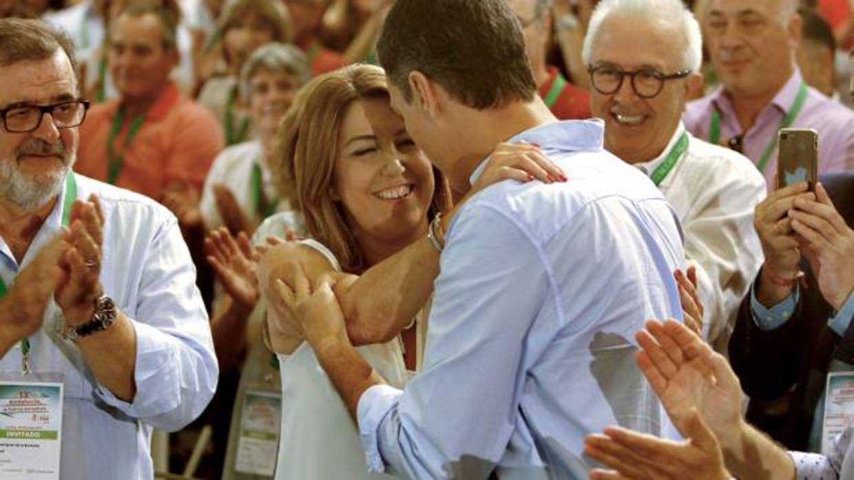 Susana Díaz y Pedro Sánchez, en un gesto cariñoso, este domingo en Sevilla durante el congreso