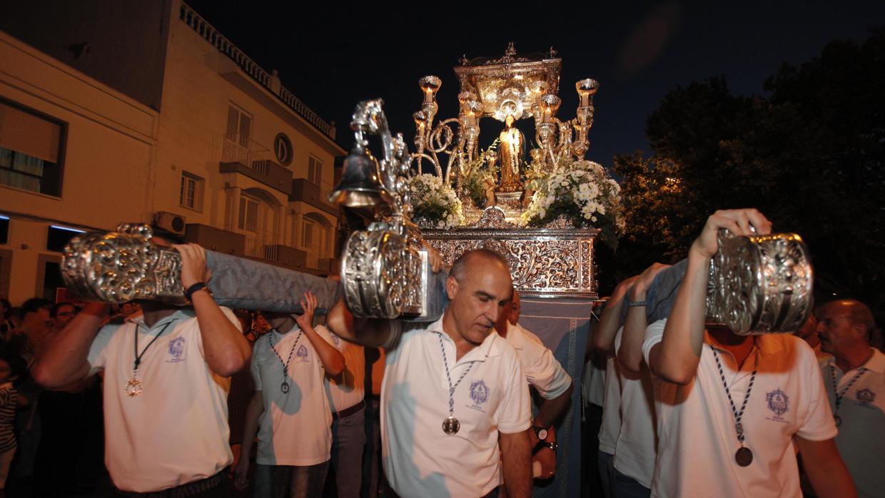 La Virgen de los Ángeles, durante su procesión