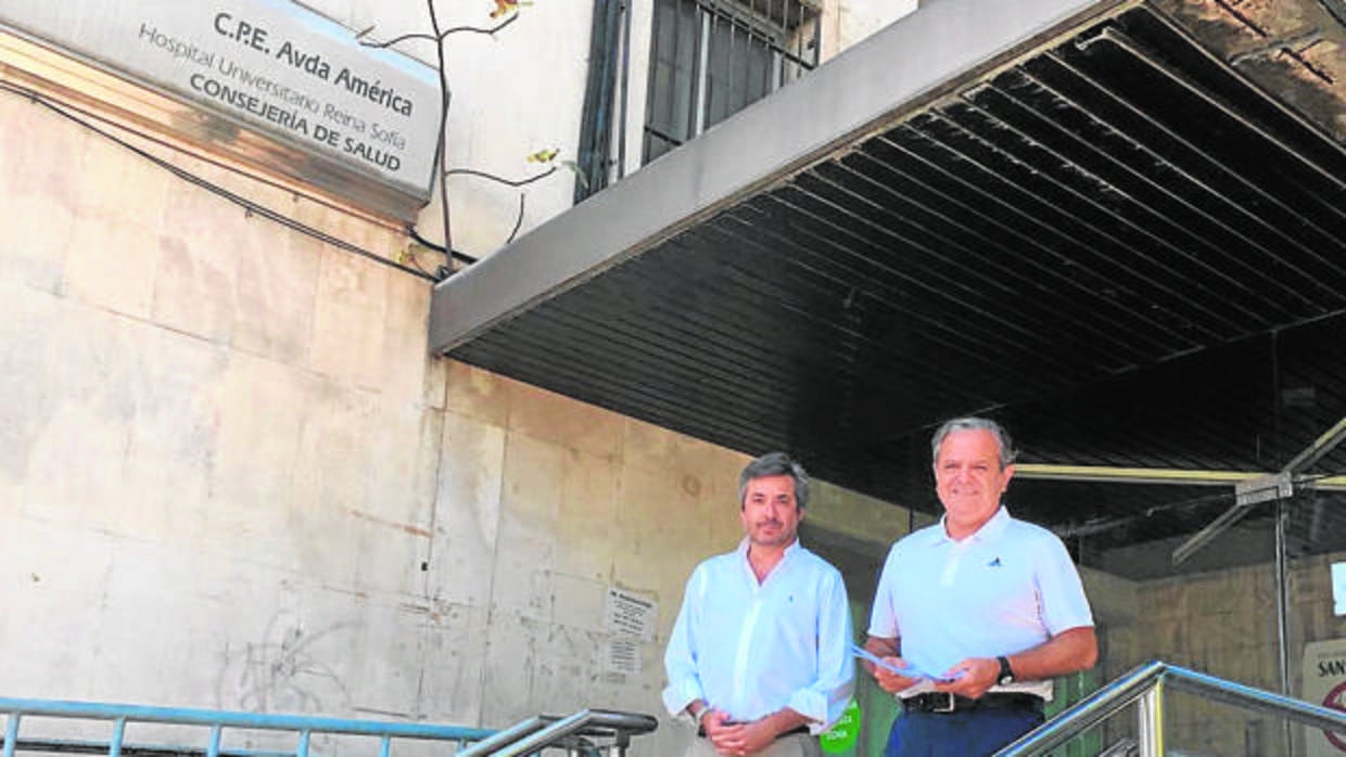 Torrico y Fuentes, en la puerta del antiguo centro sanitario