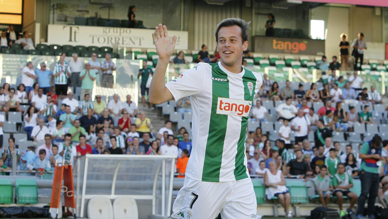Javi Lara saluda a la afición en el acto de presentación de la plantllla del Córdoba CF