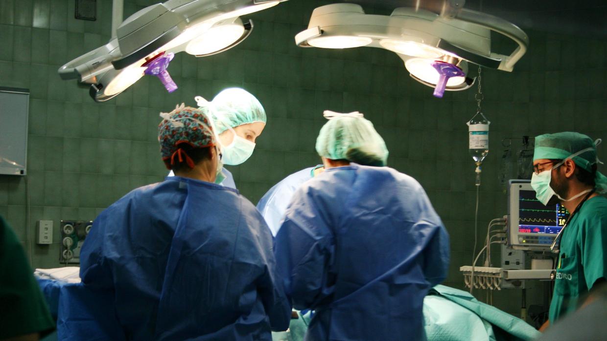 Varios cirujanos realizan una intervención quirúrgica