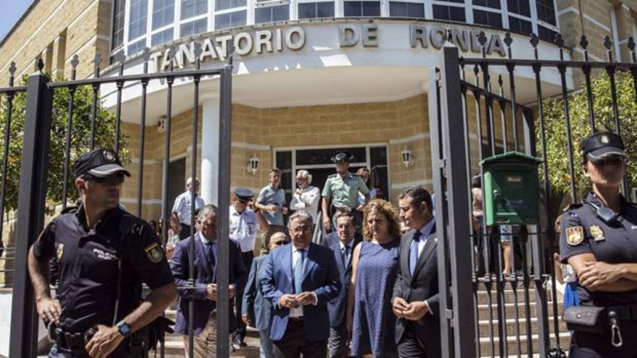 Juan Ignacio Zoido abandona el Tanatorio de Ronda