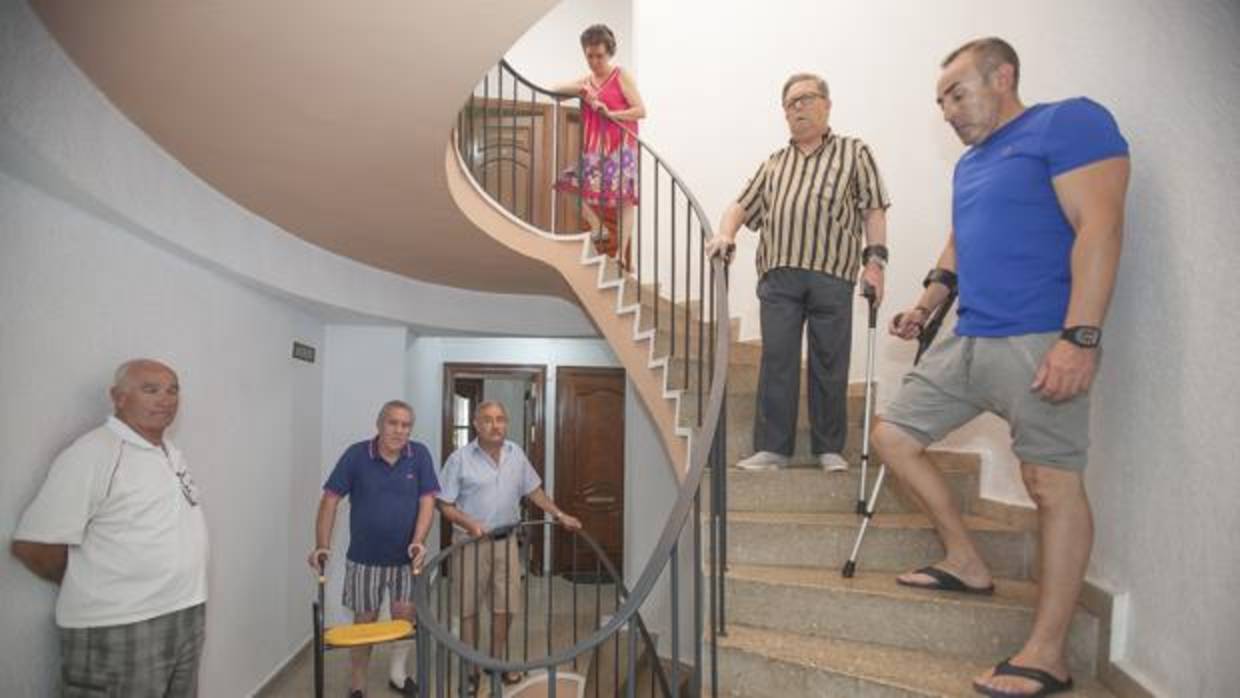 Vecinos de un bloque sin ascensor en la avenida Virgen del Mar