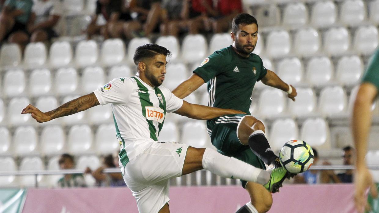 Jona dispara a portería en el partido del Córdoba ante el Betis