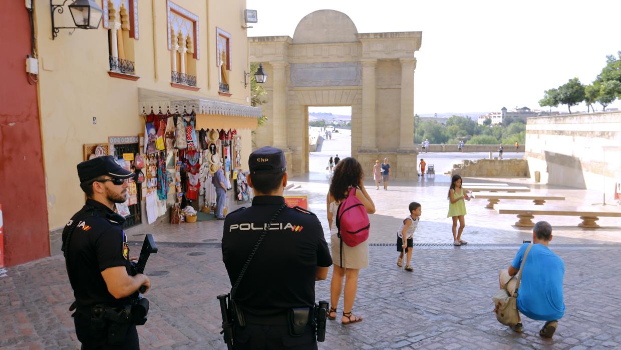 Agentes de la Policía Nacional en el entorno de la Mezquita-Catedral