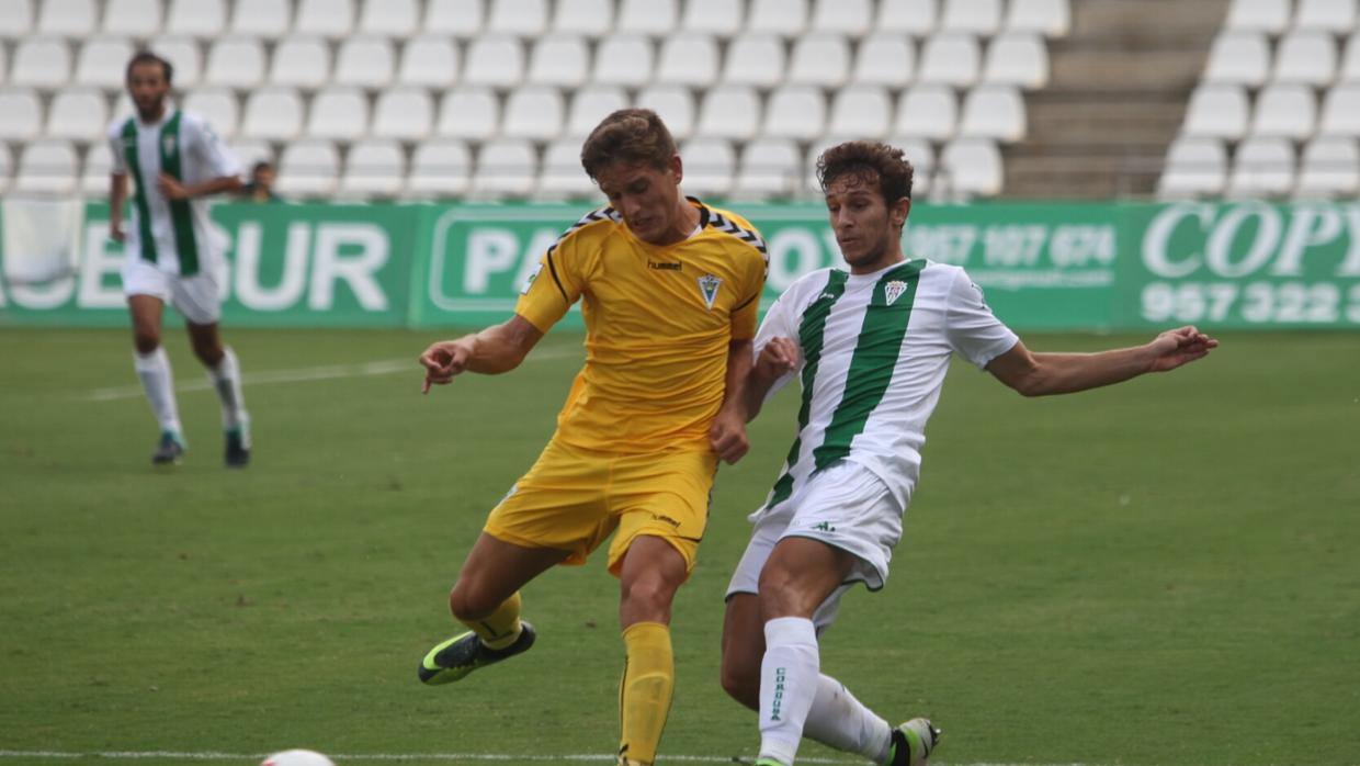 Víctor Mena corta un esférico ante el Marbella